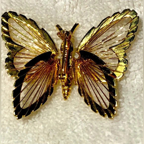 Monet Butterfly Brooch Vintage Gold Tone Open Wire Filigree Pin 1.75 x 1.75 - Picture 1 of 4